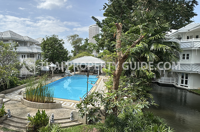 House with Shared Pool in Near United Nations 